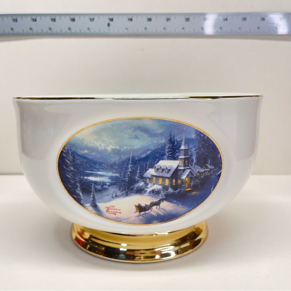 THOMAS KINKADE PAINTER OF LIGHT "SUNDAY EVENING SLEIGH RIDE" TELEFLORA GIFT BOWL
